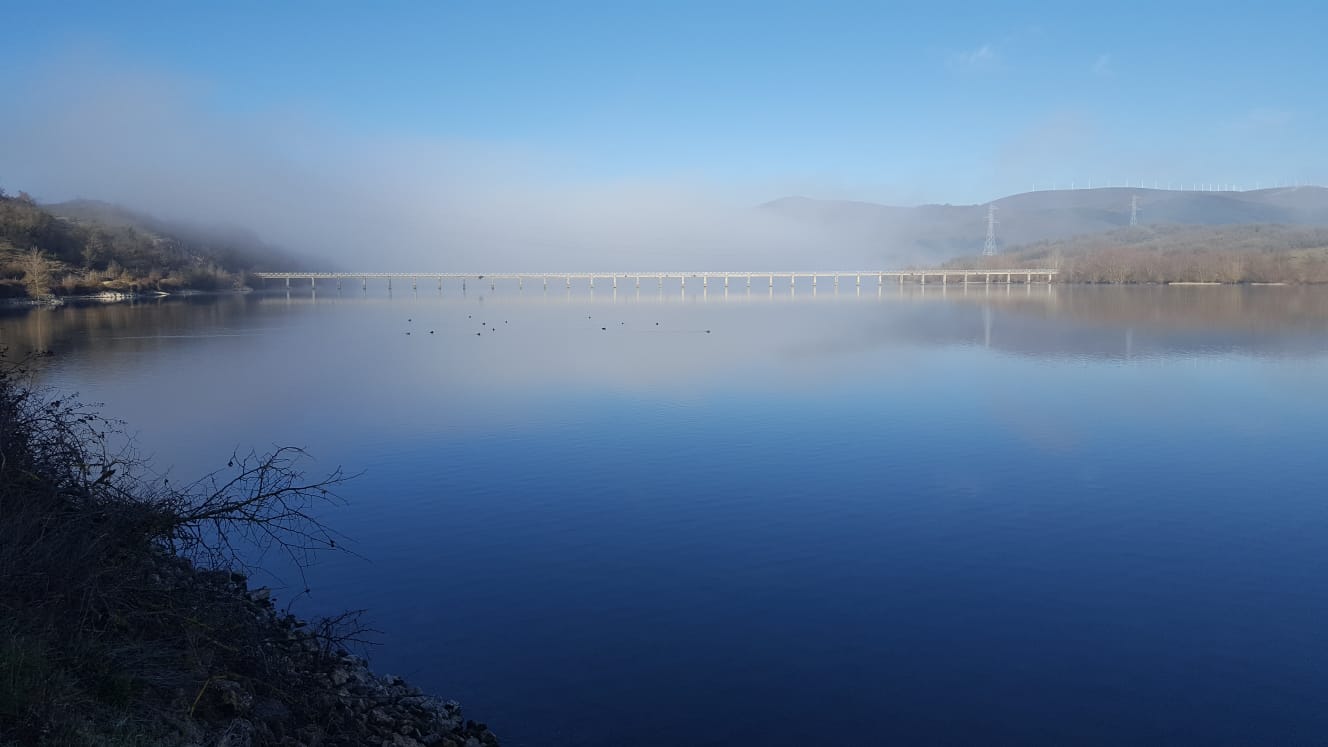 Puente-niebla-levantando-orilla-biking-hell-pantano
